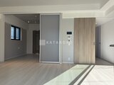 ヴィスタコート幡ヶ谷 明るい光が差し込む開放的なリビングと仕切られた寝室スペース