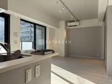 ヴィスタコート幡ヶ谷 大きな窓から光が入る開放的なリビングダイニング