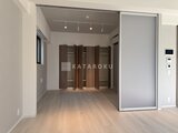 ヴィスタコート幡ヶ谷 ウォークインクローゼットと建具が見える明るいLDK空間