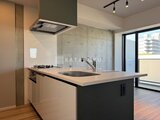 ヴィスタコート幡ヶ谷 アイランド式カウンター付きのモダンなキッチン空間