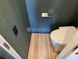 ヴィスタコート幡ヶ谷 青いアクセントクロスが印象的なトイレ空間