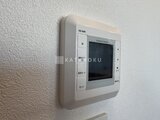 ヴィスタコート幡ヶ谷 壁に設置された温度調整機能付きのデジタル操作パネル