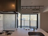 ヴィスタコート幡ヶ谷 モダンな照明が備わったキッチンから窓外の街並みを望む空間