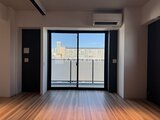 ヴィスタコート幡ヶ谷 開放的な窓から都市風景を望むリビングダイニング