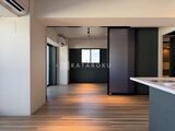 ヴィスタコート幡ヶ谷 黒いパーティションで仕切られたモダンな開放的リビングダイニン