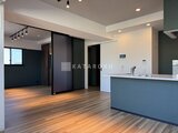 ヴィスタコート幡ヶ谷 モダンな間仕切りと明るい床のLDK空間