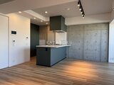 ヴィスタコート幡ヶ谷 モダンなアイランドキッチンと開放的なリビングダイニング空間