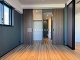 ヴィスタコート幡ヶ谷 木質調の建具と開放的なリビングダイニング空間