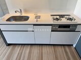ヴィスタコート幡ヶ谷 ガスコンロとシンクを備えたモダンなキッチン作業台