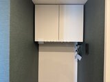 ヴィスタコート幡ヶ谷 洗面台上のミラーキャビネットと収納棚が備わった洗面スペース