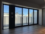 ヴィスタコート幡ヶ谷 大きな窓から採光が入る開放的なリビング空間