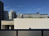 ヴィスタコート幡ヶ谷 バルコニーから見た都市風景と青空