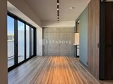 ヴィスタコート幡ヶ谷 開放的なバルコニーに面したモダンなリビングダイニング空間