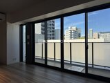 ヴィスタコート幡ヶ谷 大型窓から街並みを望むモダンなバルコニー付きリビング