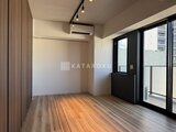ヴィスタコート幡ヶ谷 大きな窓から光が入るモダンな洋室