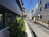 ラヴィエール住吉駅前 晴れた日中に撮影した、緑を配した住宅が並ぶ静かな路地の様子