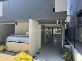 ラヴィエール住吉駅前 建物エントランスへ続く開放的なアプローチ空間