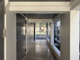 ラヴィエール住吉駅前 エントランスから奥へ続く明るい廊下空間