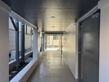ラヴィエール住吉駅前 エントランスから見た共用廊下と外部への開放的な通路