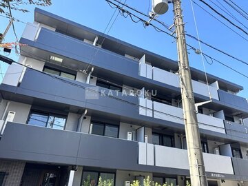 ラヴィエール住吉駅前 モダンなデザインの4階建て集合住宅の街並みから見た外観