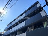 ラヴィエール住吉駅前 青空を背景にした、モダンなデザインの5階建て建物外観