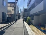 ラヴィエール住吉駅前 前面道路から見た建物周辺の住宅街の様子