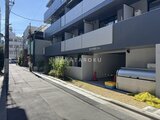 ラヴィエール住吉駅前 前面道路から見たモダンな外観と駐車場の様子