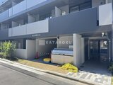 ラヴィエール住吉駅前 モダンな建物のエントランスと機械式駐車場の様子