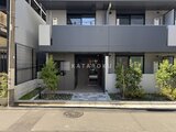 ラヴィエール住吉駅前 前面道路から見たモダンな建物のエントランス周辺
