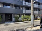 ラヴィエール住吉駅前 1階に植栽を配置したモダンな建物の外観