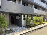 ラヴィエール住吉駅前 モダンな外観にグリーンを配した建物エントランス