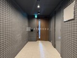 ラヴィエール住吉駅前 モダンなタイル張りの落ち着いた共用廊下の様子
