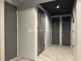 ラヴィエール住吉駅前 複数の住戸扉が並ぶモダンな廊下空間
