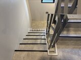 ラヴィエール住吉駅前 階段と手すりが備わった明るい共用廊下の様子