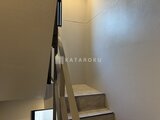 ラヴィエール住吉駅前 明るい階段室とモダンなアイアン手摺の共用階段