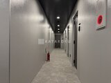 ラヴィエール住吉駅前 白を基調とした落ち着いた廊下に複数の居室扉が並ぶ共用部