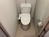 ラヴィエール住吉駅前 トイレ上部に手洗いが付いたコンパクトで清潔感のあるトイレ空間