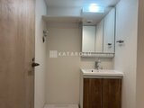 ラヴィエール住吉駅前 洗面台と鏡、シャワーブースを備えたコンパクトな洗面脱衣室
