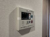 ラヴィエール住吉駅前 壁に設置された給湯器のリモコンパネル