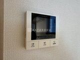 ラヴィエール住吉駅前 室内に設置されたベージュ色のインターホン・モニター機器
