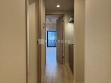 ラヴィエール住吉駅前 明るく開放的な廊下から玄関方向を見た様子