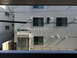 ラヴィエール住吉駅前 白いタイル張りの外壁に大きな窓が並ぶ建物の外観