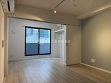 ラヴィエール住吉駅前 黒枠の大きな窓から光が入る明るいリビングダイニング