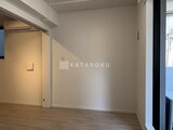 ラヴィエール住吉駅前 木目床と落ち着いた壁色のシンプルで開放的なリビングダイニング