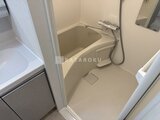 ラヴィエール住吉駅前 白を基調とした清潔感のあるバスルーム