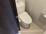 ラヴィエール住吉駅前 温白色の壁で統一された清潔感のあるトイレ空間
