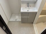 ラヴィエール住吉駅前 洗面台と洗濯機置き場が備わったコンパクトな洗面脱衣室