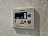 ラヴィエール住吉駅前 温度調整機能付きのモルタル壁に設置された給湯器コントローラー