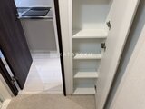 ラヴィエール住吉駅前 キッチンへ続く廊下と収納たっぷりの白い棚