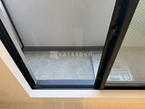 ラヴィエール住吉駅前 浴室入口の引き戸と落ち着いたタイル張りの脱衣スペース